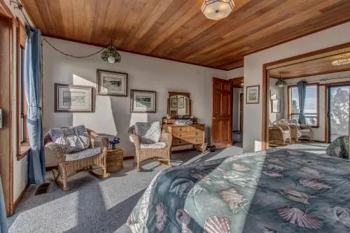 Ocean view home with Fireplace Hot Tub Deck
