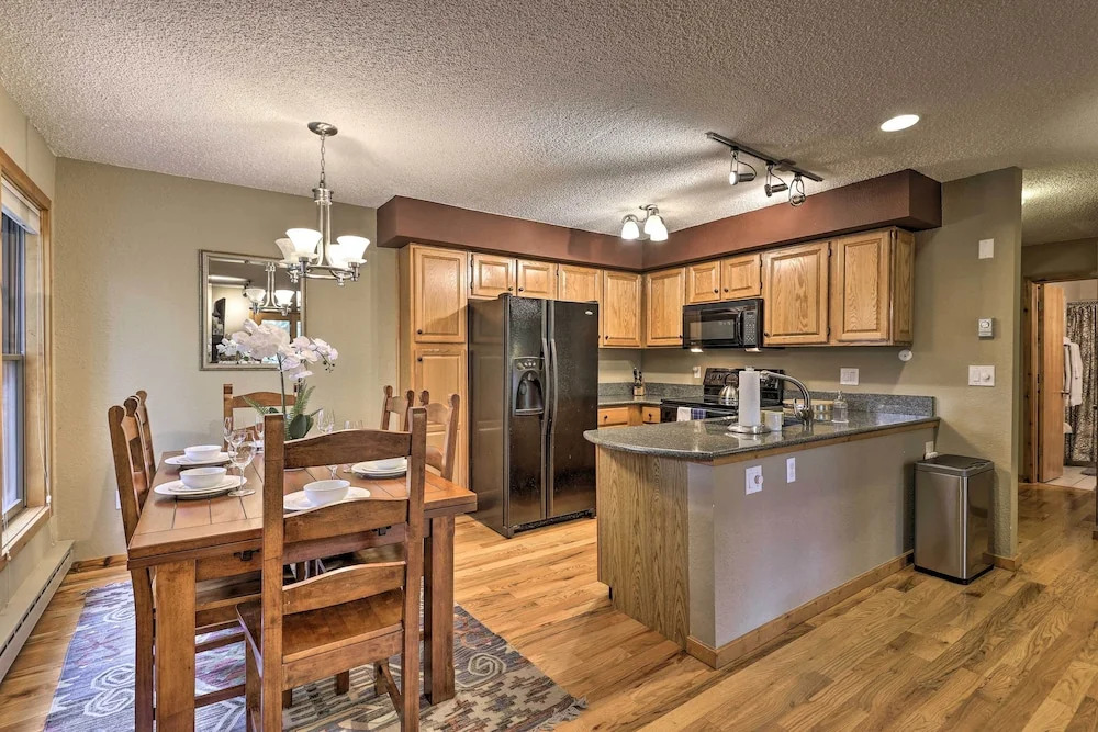 Cozy Condo on Vasquez Creek w/ Free Shuttle Access