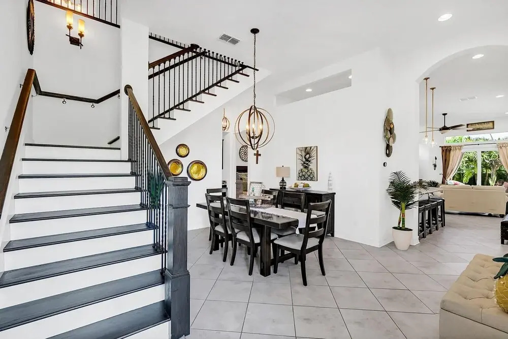 Upscale Private Home 10-min Walk to Canova Beach