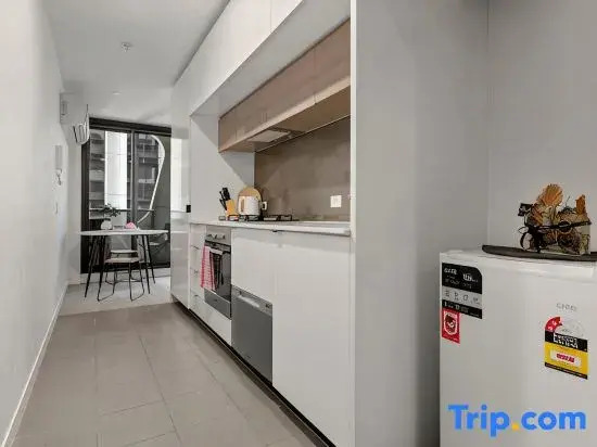 Unbeatable Location - Sleek 1BR  Melbourne Central
