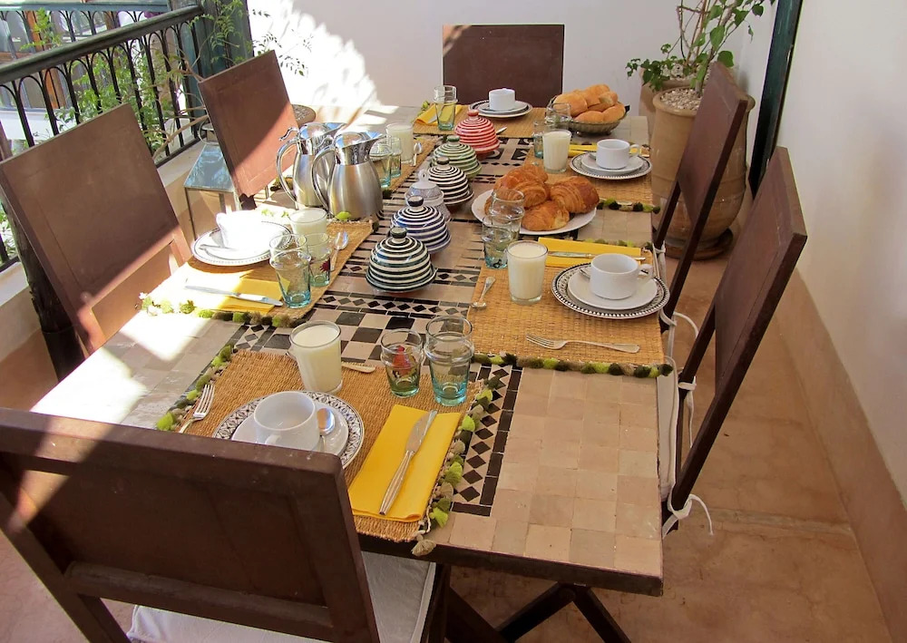 Riad Le J