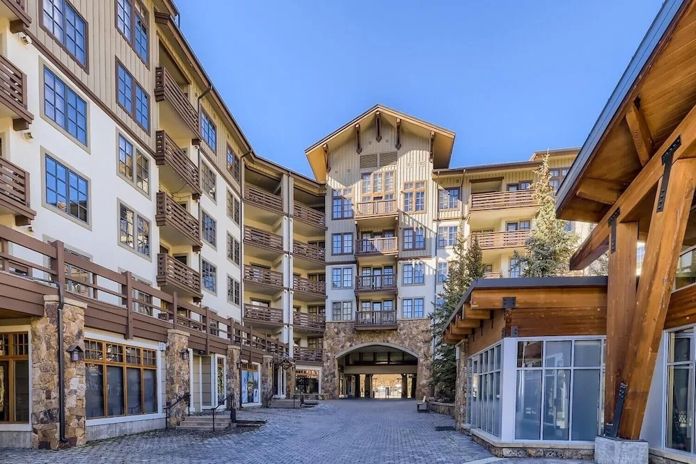 Passage Point 623a Condo by Redawning