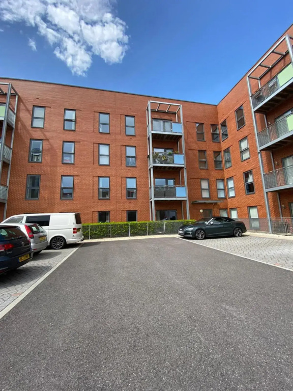 2 Double beds OR 4 Singles, 2 Bathrooms, FREE PARKING, Smart TV's, Close to Gunwharf Keys, Beach & Historic Dockyard