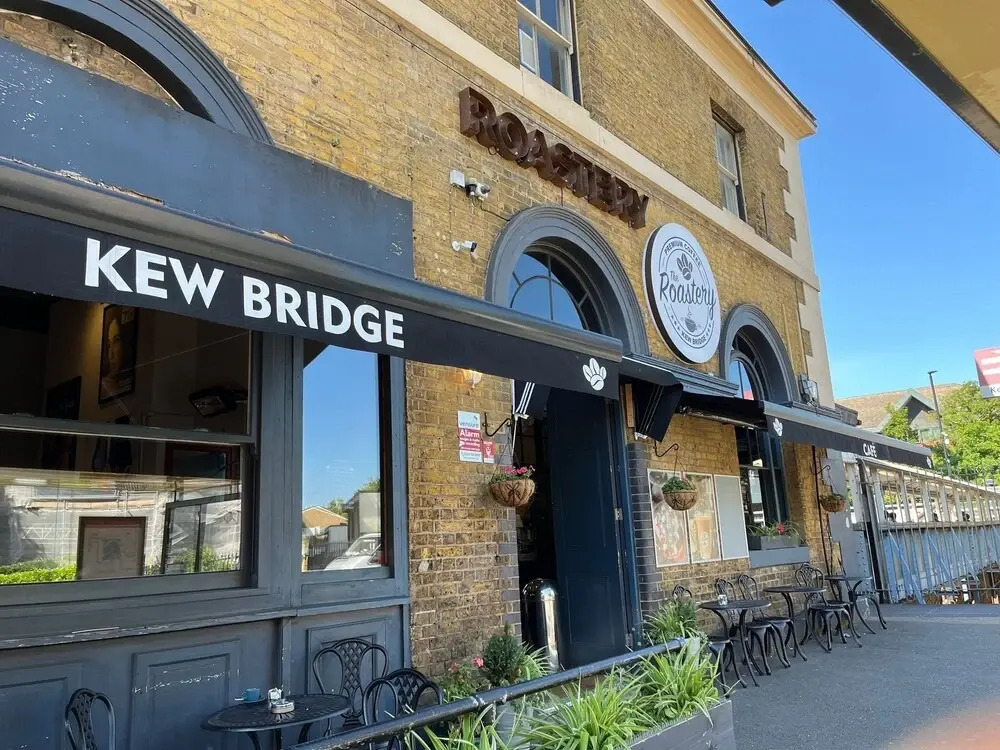 New Spacious 4 Bed Apartment in Kew Bridge