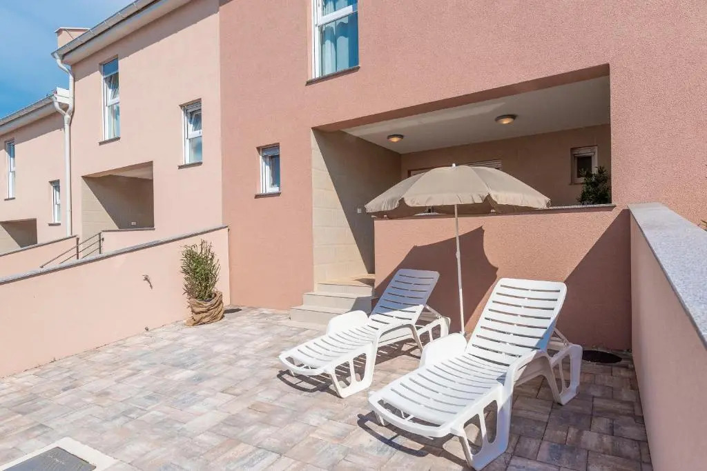 LUXURY APARTMENTS - LA VIR 1 & 2