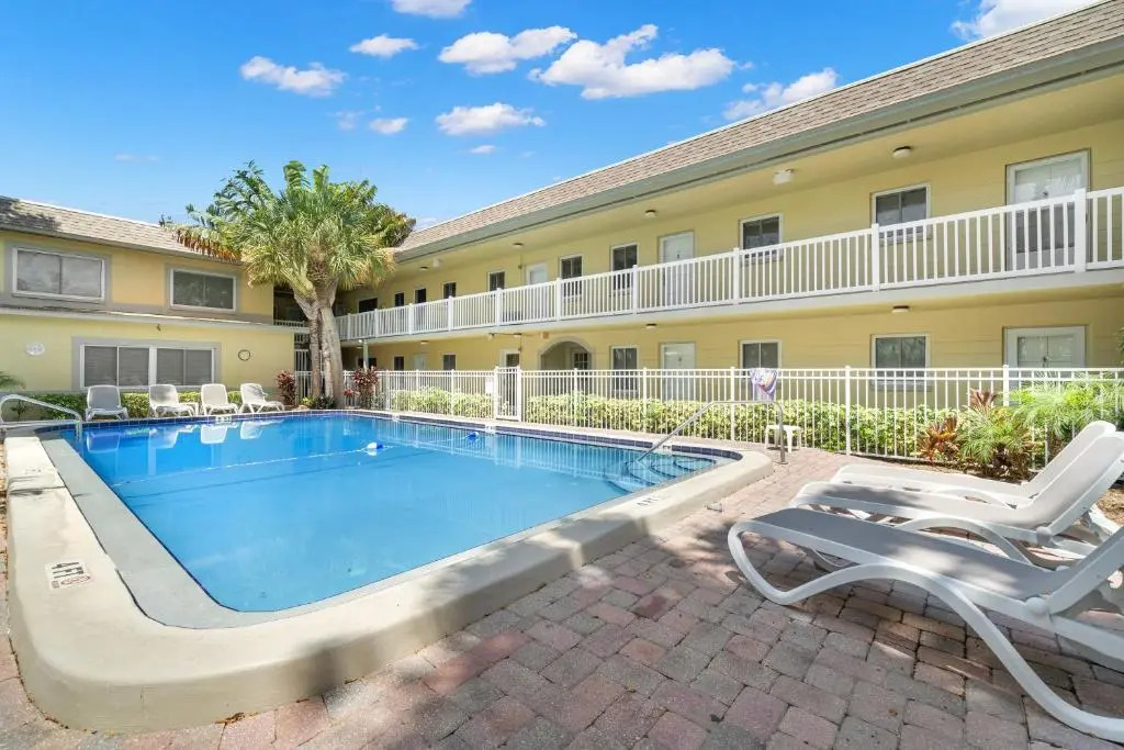 Waves 17, 1 Bedroom, Sleeps 4, Pool View, Heated Pool, Bbq, Wifi