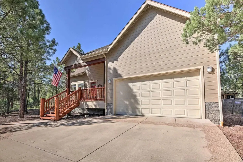 < 2 Mi to Hikes & Shops: Show Low Home w/ Deck