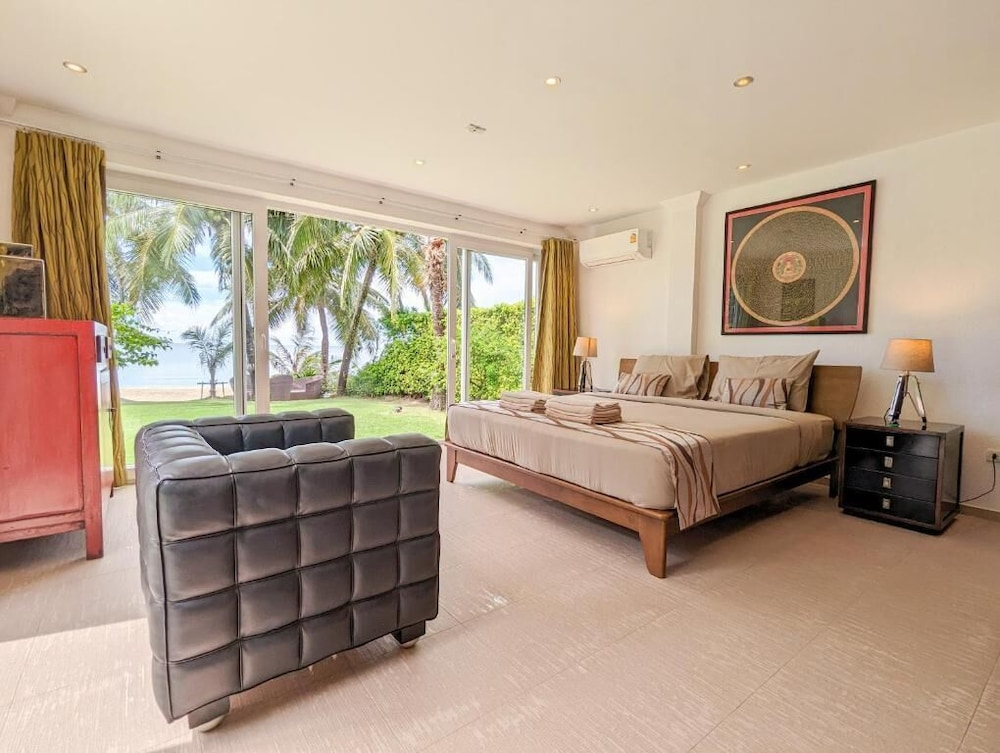 Beachfront 5-bedroom Villa - by KohChangVillas