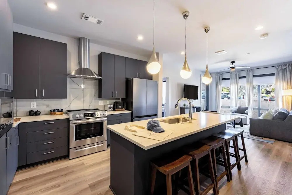 Sleeps 24 4 Modern Midtown Apartments w/ Gym + Pool Walkable to Shops & Eats