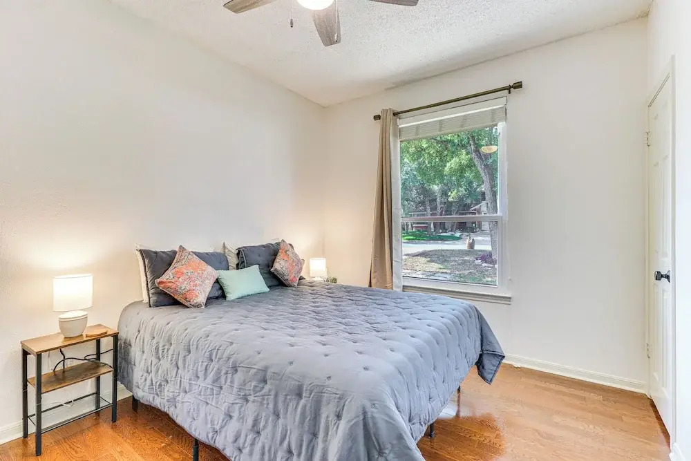 Deck & Greenbelt Access: Lovely Austin Home