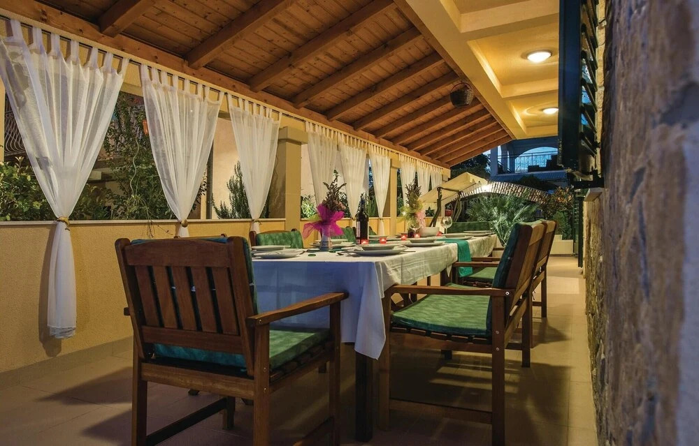 Four-Bedroom Holiday Home In Brodarica