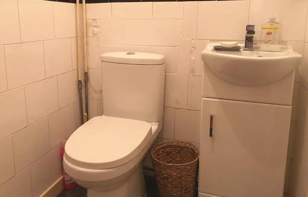 BrumStay UK - 5 Bed TownHouse with Garden and Parking for upto 3 small cars