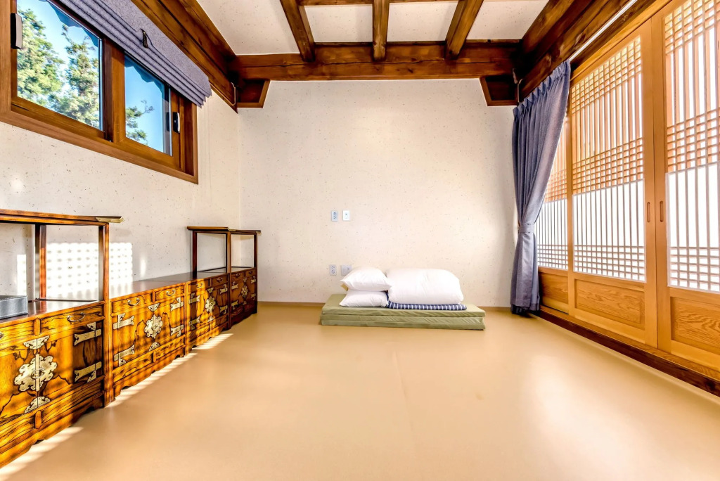 Jeju Hanok Hotel Hallagung