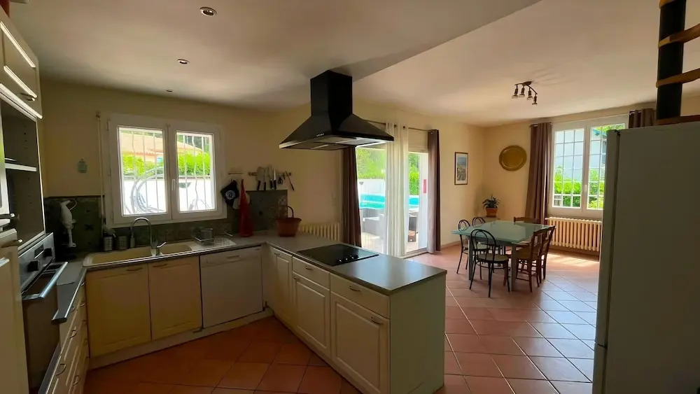 Villa in St Denis with Pool & Pyrenees View