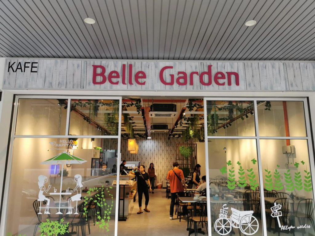 REVO AURORA PLACE, Pavilion 2, 5 Minutes To AXIATA ARENA BUKIT JALIL FREE WIFI by De Harlequins Guesthouse