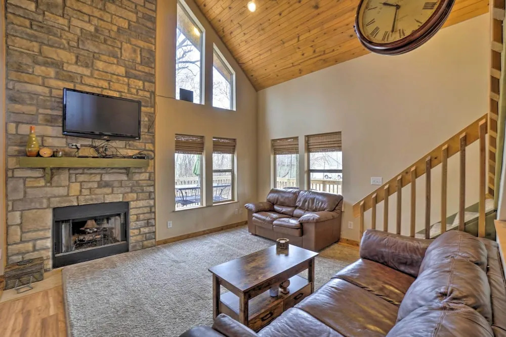 Spacious Buckeye Lake Home w/ Hot Tub & Fire Pit!