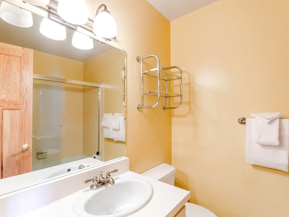 Bright & Cozy Mountainside -pool & Hot Tub 2 Bedroom Condo