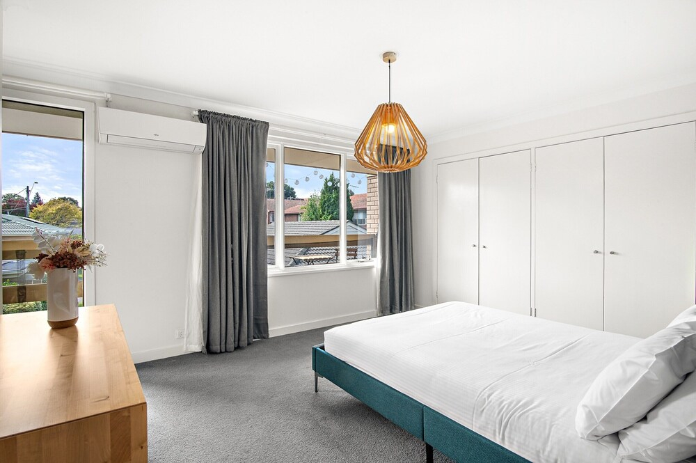 Family Friendly 3-bed With Courtyard & Parking