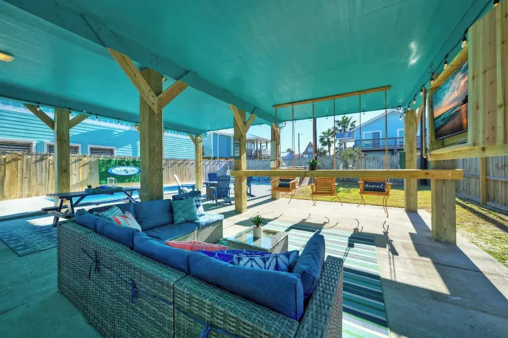 Sleeps 21, 2 Homes 2 Private Pools, Fire Pit, Swing Bar Walk to the Beach