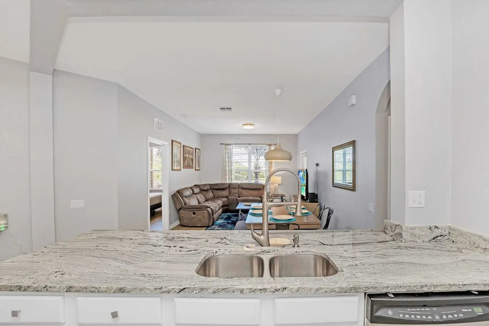 Spacious Condo With Balcony Near Themed Parks! #3vc406