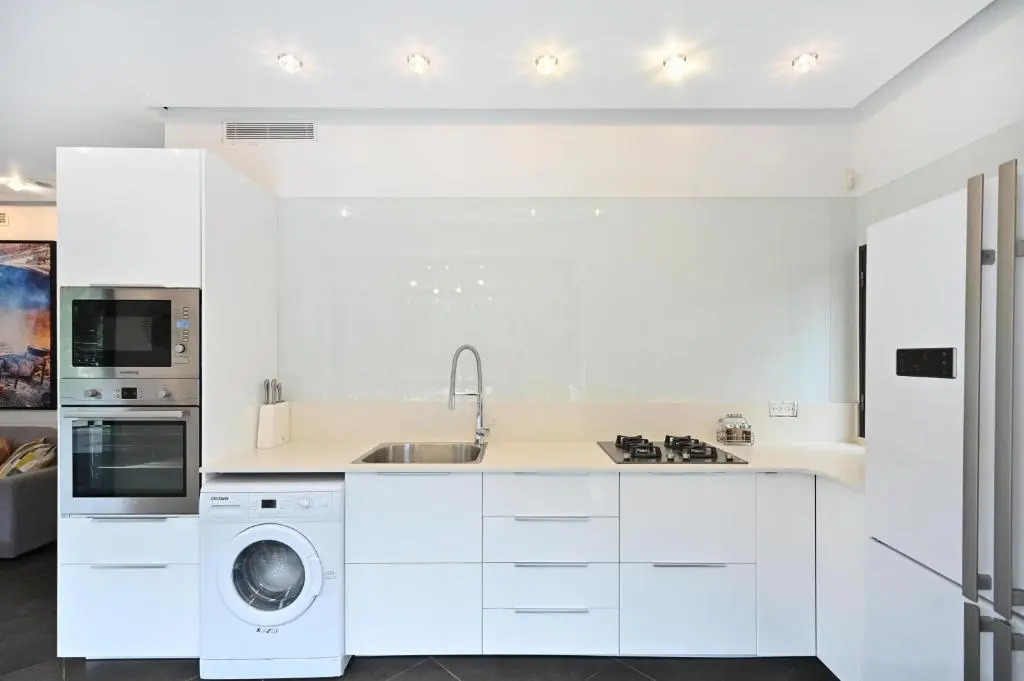 Clear 3BR in Dizzengoff 140 by HolyGuest