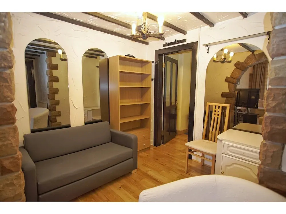 Spacious 2 Bedroom Flat, Leith Walk
