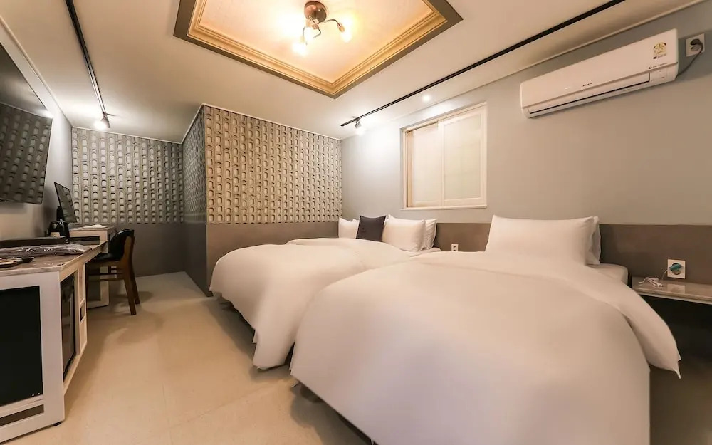 Daejeon Jungri Hotel Art Bin