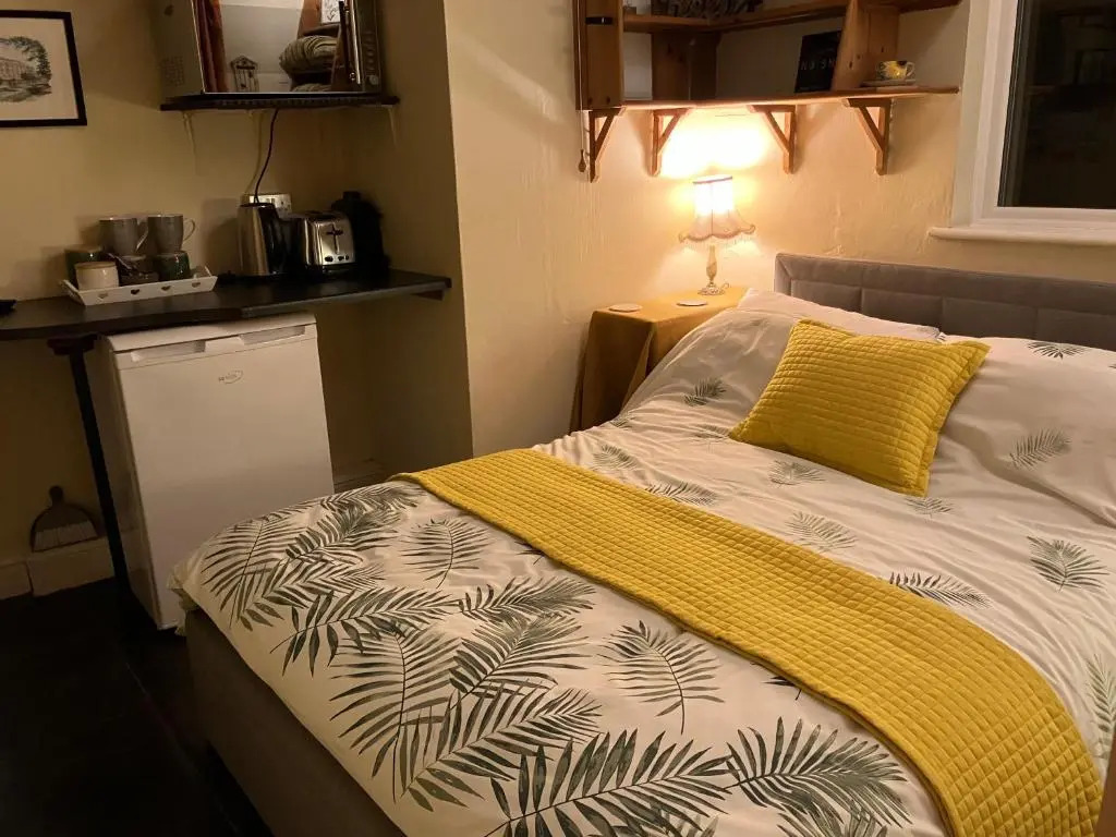 Entire 1bed Studio With Ensuite, Balcony & Parking