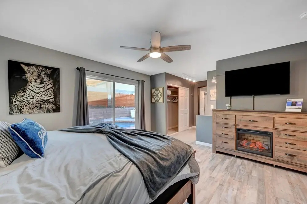 NEW Fresh Fun Heated Pool in Las Vegas 4 Bedrooms 1-story Minutes to the Las Vegas Strip Full Kitchen