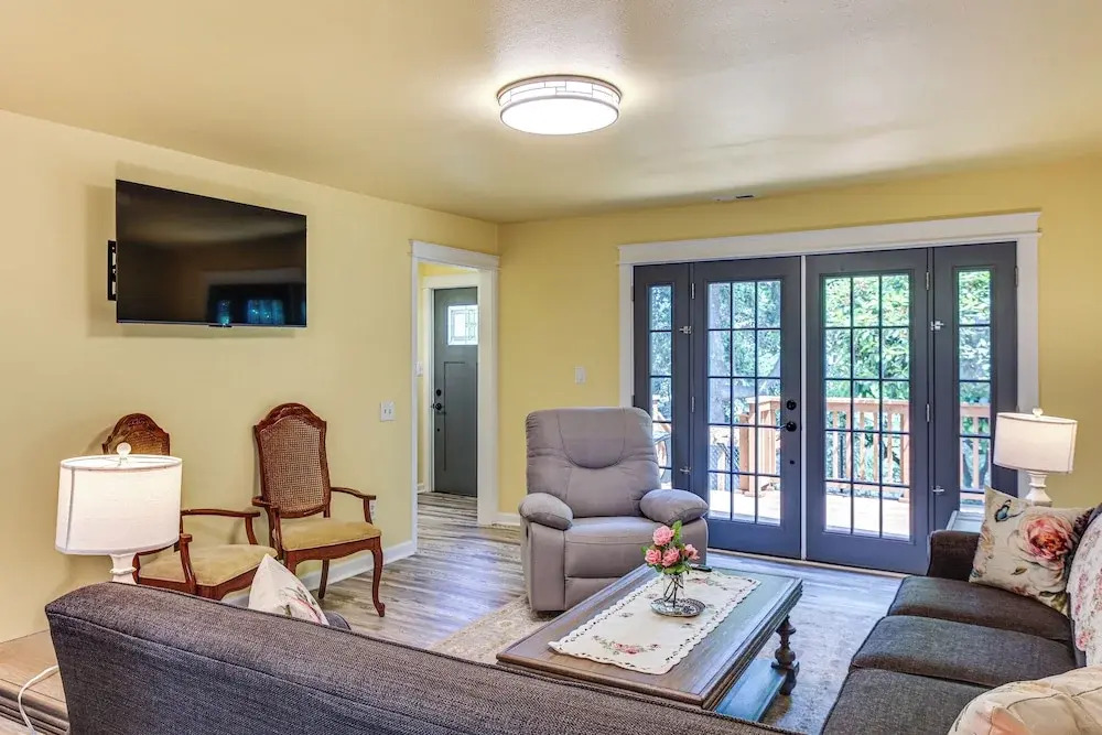 2 Mi to Dtwn Tacoma: Charming Home w/ Deck & Yard!