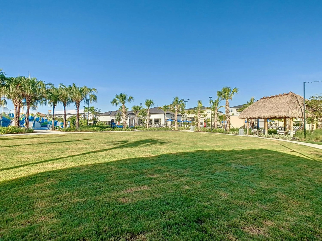 Stunning 4BR Townhouse with private pool and free resort amenities