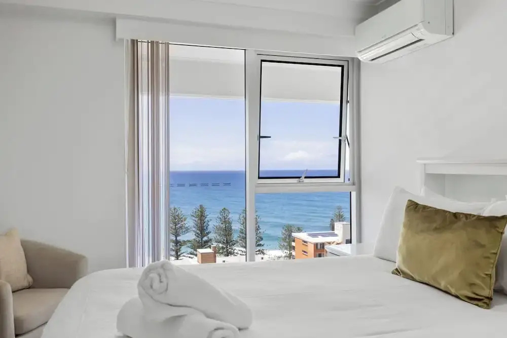 Burleigh Headland 2 Bedroom Stay, just a stones throw from the beach!