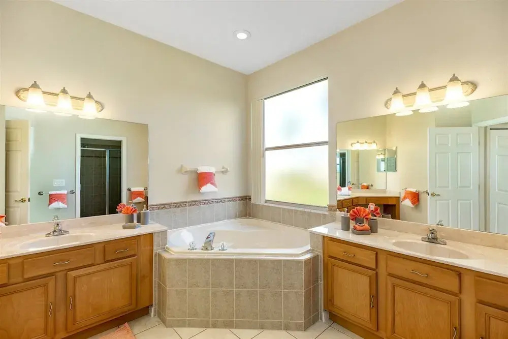 Beautiful 4 Bedroom, 4.5 Bathroom Villa on a Large Corner lot With South Facing Pool & Spa - 502