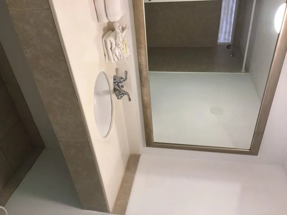 Camelot Waterfront Inn