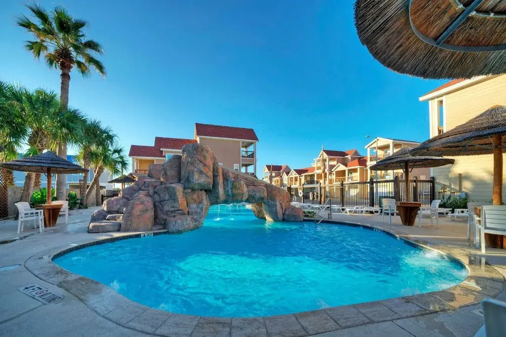 Walk to Beach Shared Pool Access, Golf Cart Zone Carpe Beach Bum by Avantstay
