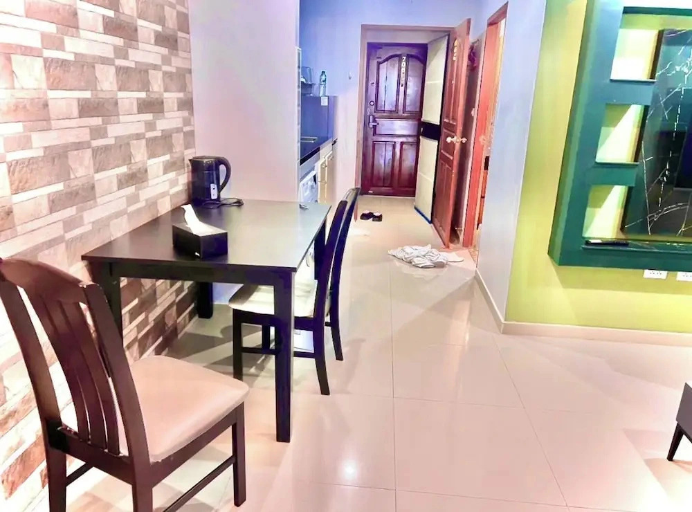 Large Condo Middle of Jomtien, Near the Beach 42m2
