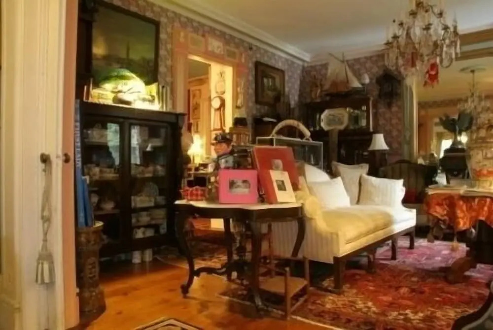 House of 1833 Bed and Breakfast