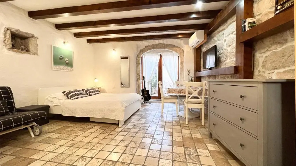 Guesthouse F
