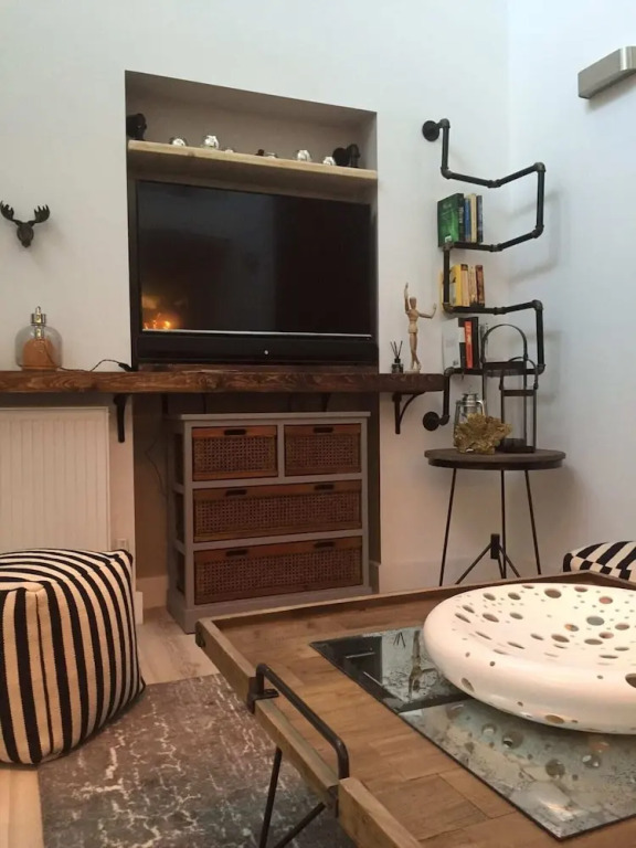 Spacious 1 Bedroom Split Level Old Pub Conversion Tower Bridge