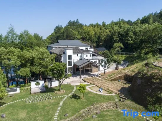 Wolong Riverside Manor