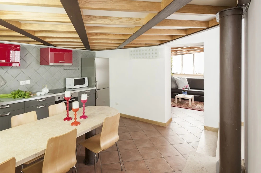 Inviting 3-bed Apartment in Roma 4mins to Colosseo