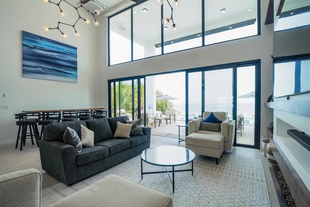 Sand Castle Vista - Spacious 4-Bed Villa in Placencia Village w Pool
