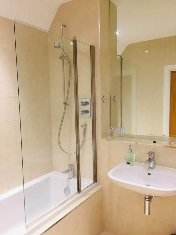 Greenwich Court - Modern Windsor 1 bed flat, with gated allocated parking.