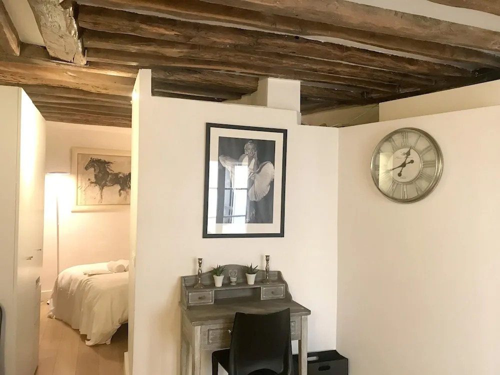 Apartment with One Bedroom in Paris, with Wifi