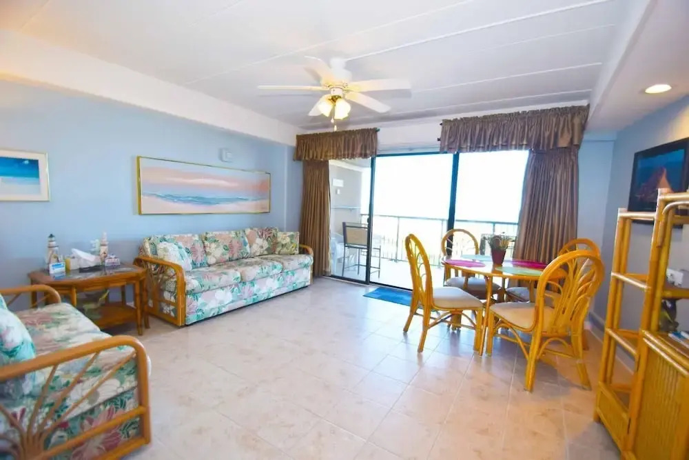 High Point South 3e 1 Bedroom Condo by RedAwning