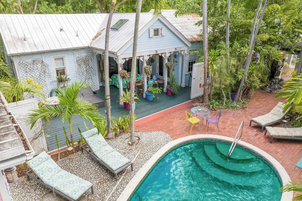 Boat House by Avantstay Character Cottage Central Location w/ Shared Pool Month Long Stays