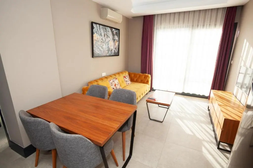 1 Room, Luxury shared pool apartment