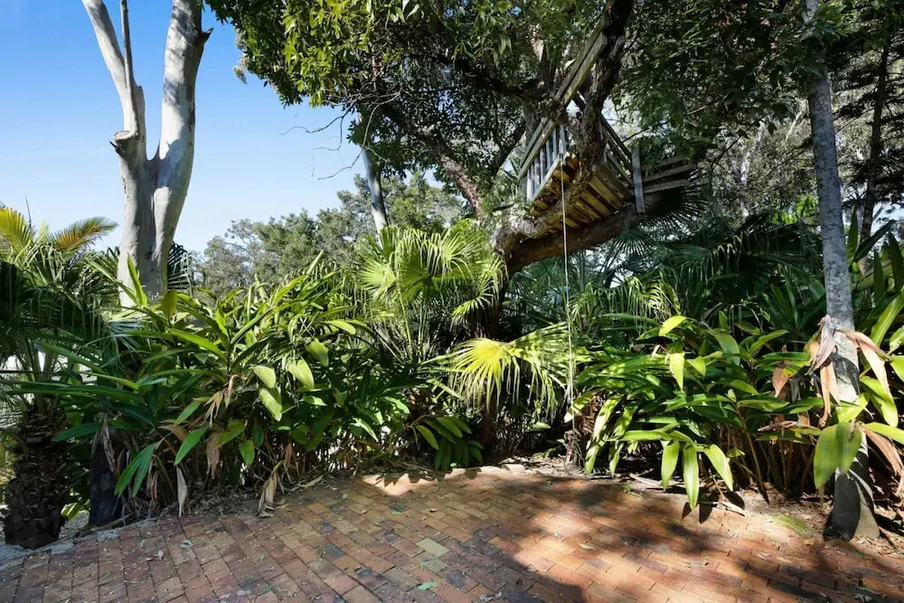2-bed Beach House in Burleigh Heads Amidst Nature