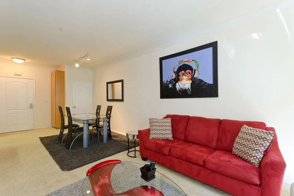 Top Downtown Location, Fast WIFI, & Free Parking! (P-1)