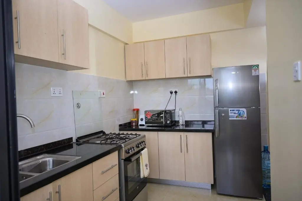 Private room(ensuite) in a 2 bedroom apt with gym.